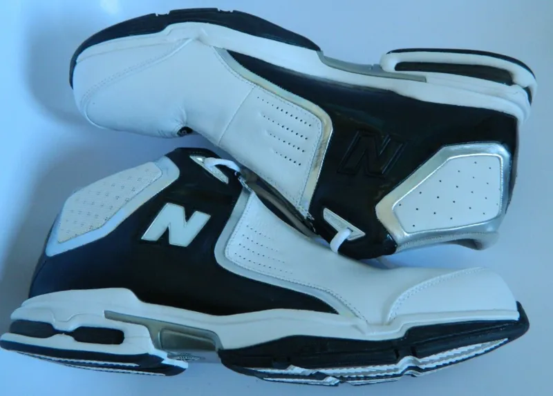 New Balance 902 Shoes - Size UK 7-3