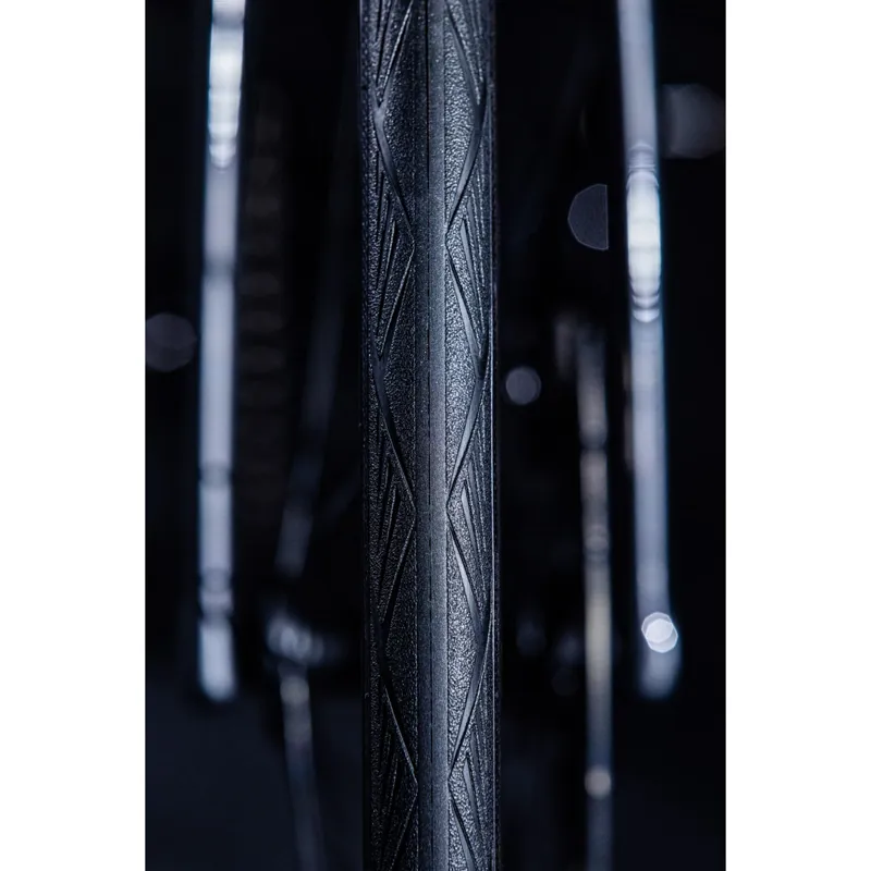 Hutchinson Blackbird Allseason TLR Hookless 28 C Black-8