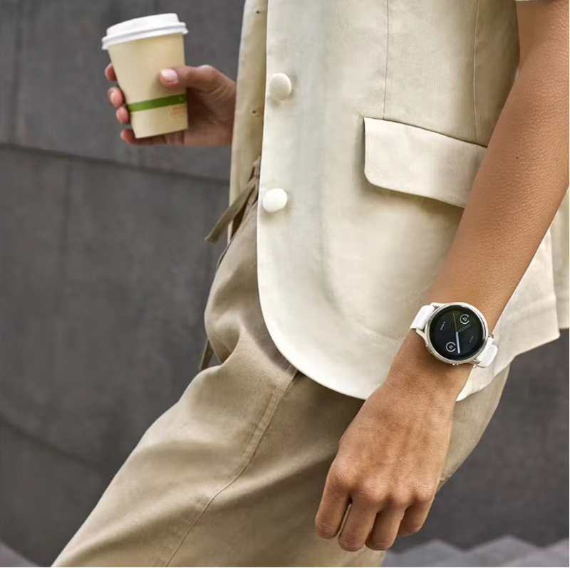 Garmin Venu 4 41mm Lunar Gold with Bone Silicone Band-9